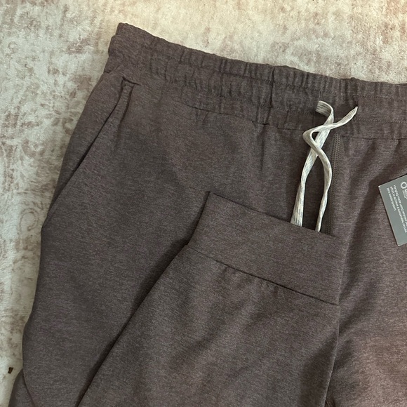 Vuori women’s performance joggers - Picture 3 of 6
